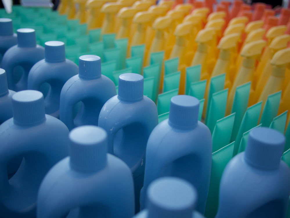 Problems with traditional laundry detergents include environmental impact, health risks and inefficiency.